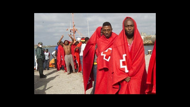 Spagna, 700 migranti assaltano il confine a Melilla