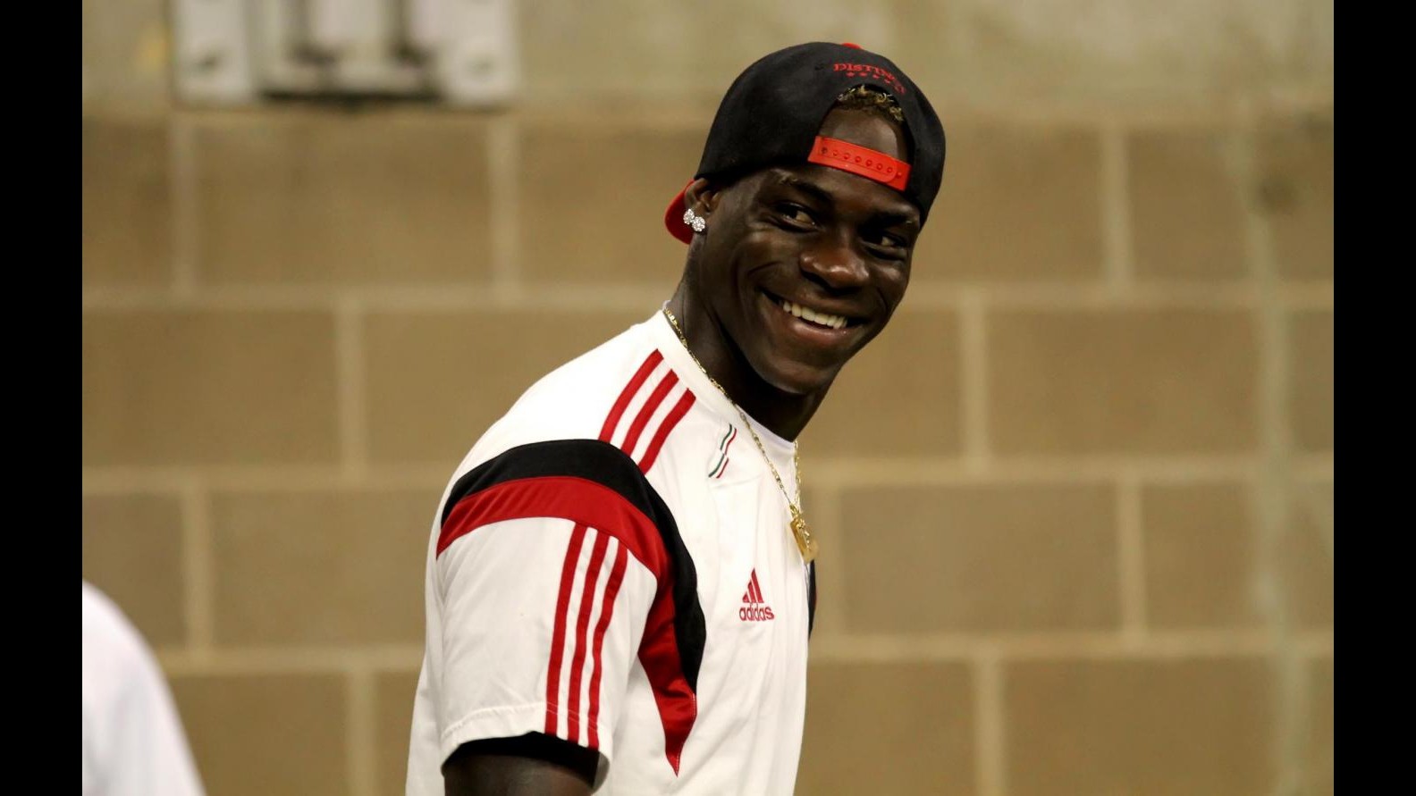 Balotelli compie 24 anni. Gli auguri del Milan: Buon compleanno a un vero rossonero