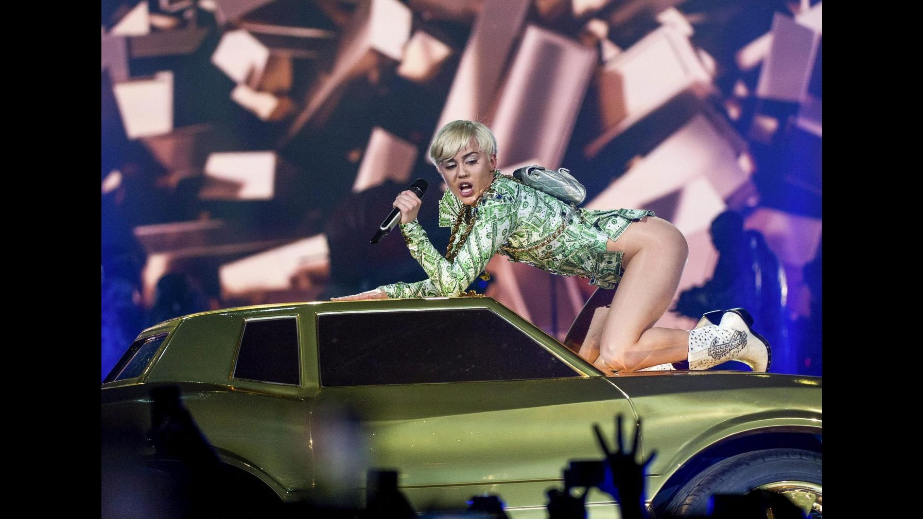 Miley Cyrus mostra lato materno accudendo nuovo animale domestico