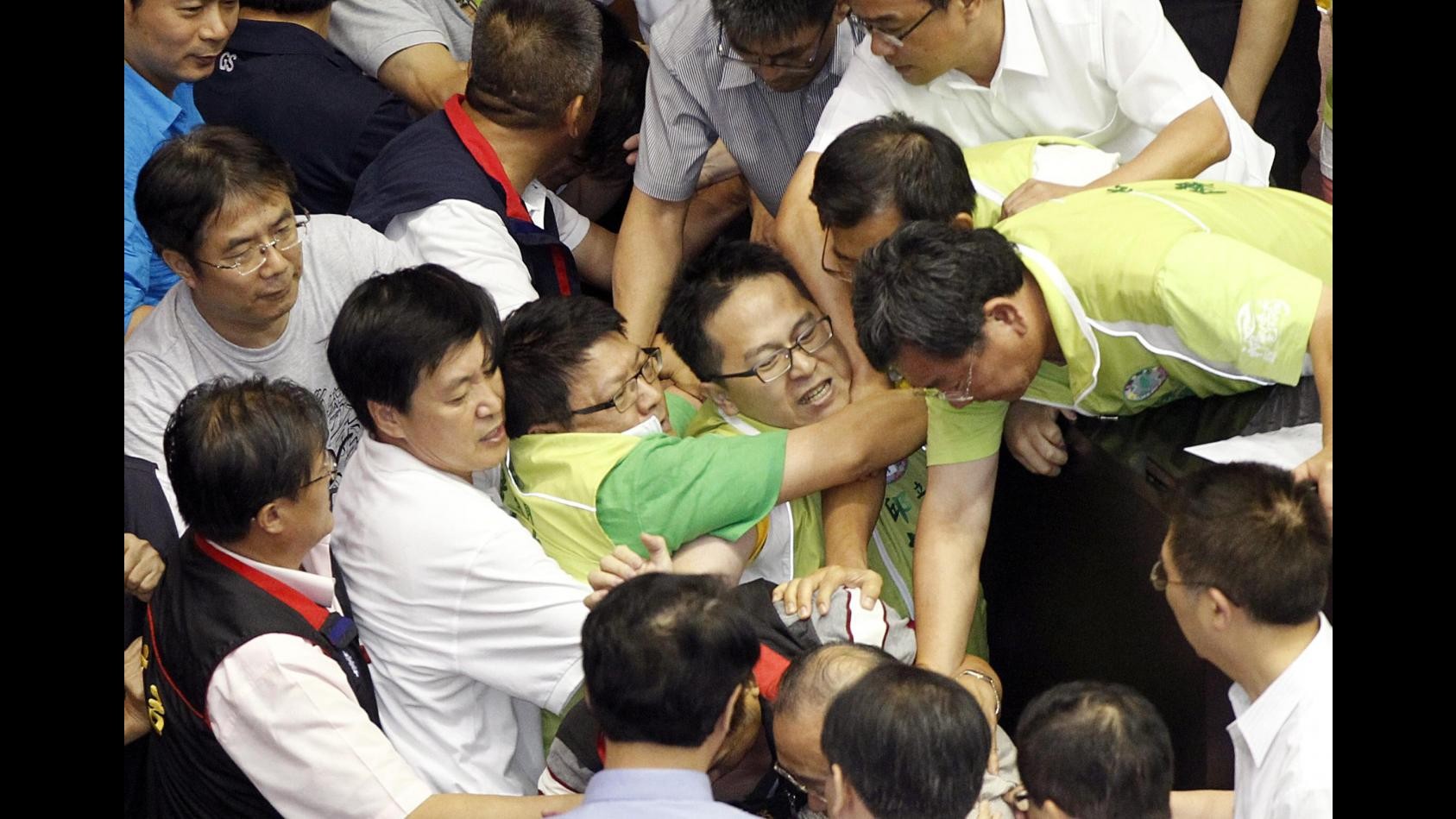 Taiwan, referendum su centrale nucleare scatena rissa in Parlamento
