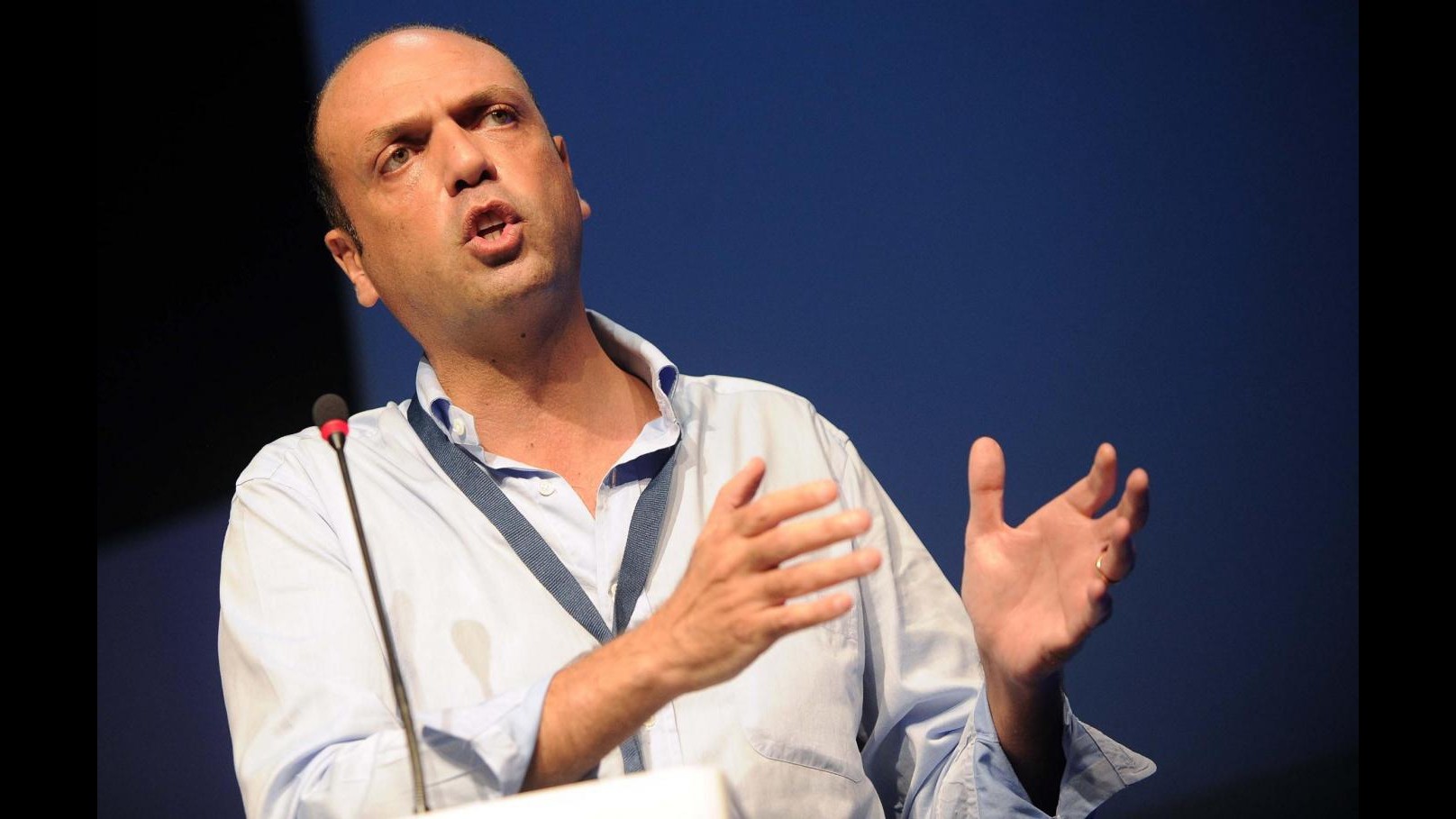 Alfano: Italiani stanchi dei ‘vu cumprà’. Ed è polemica. Pd: Stop razzismo