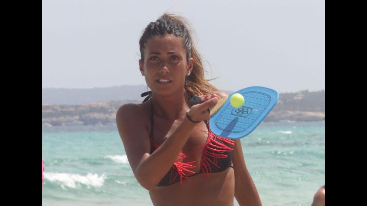 Tutti a Formentera: Vieri gioca a volley, Nargi a racchettoni