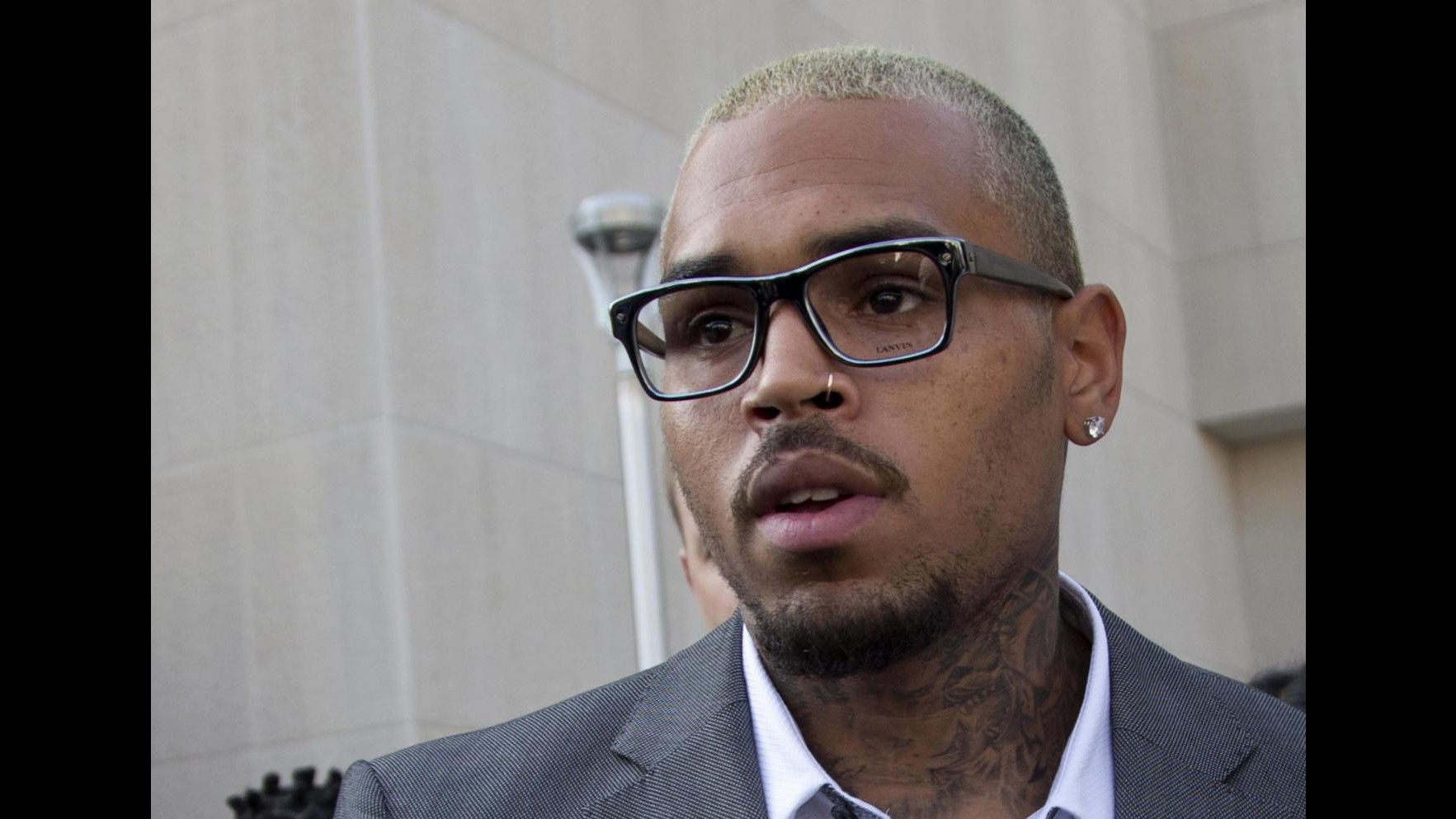 Chris Brown si dichiara colpevole di aggressione davanti hotel a ottobre