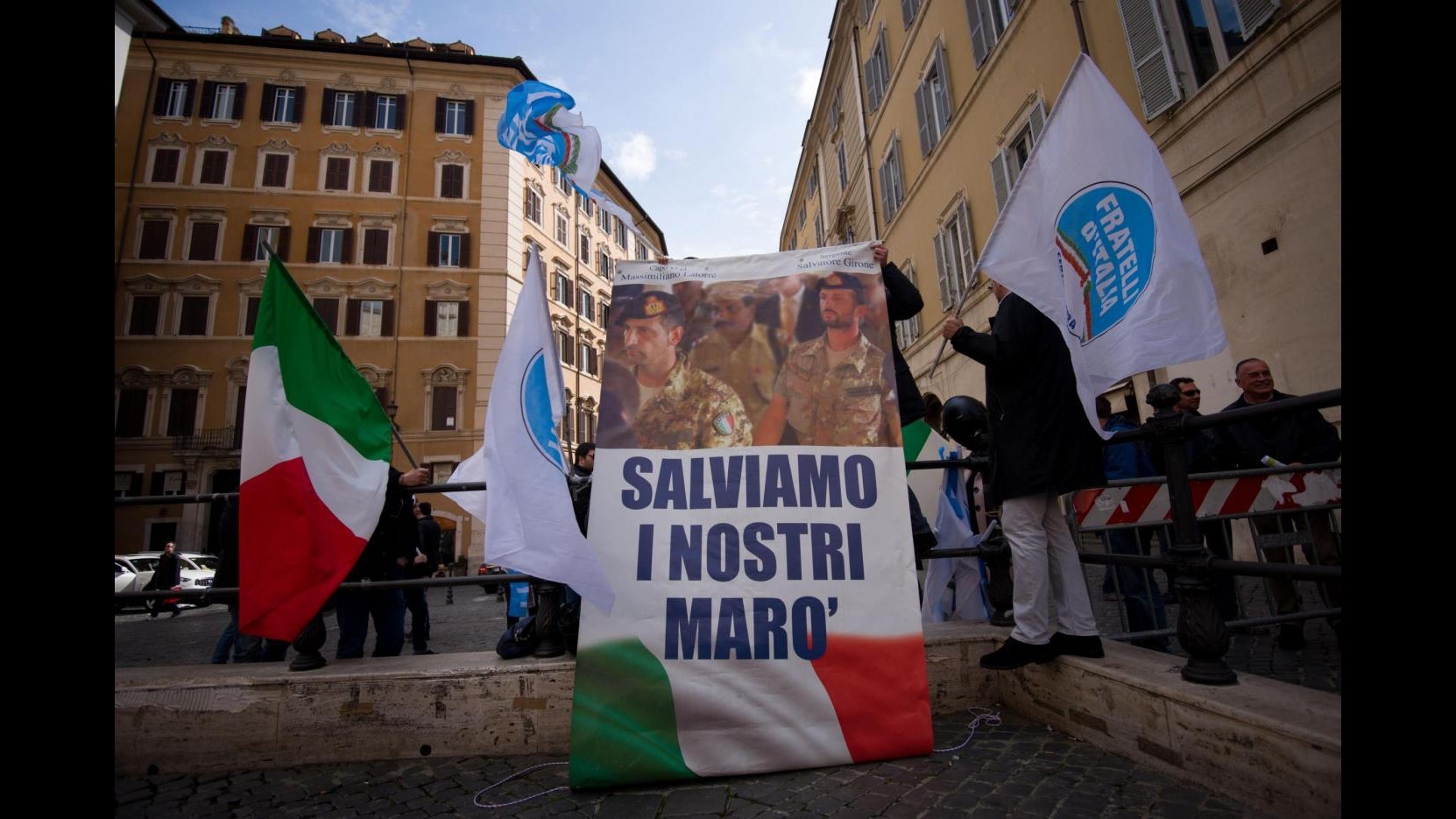 Marò, FdI in piazza Montecitorio: A casa o via dalle missioni