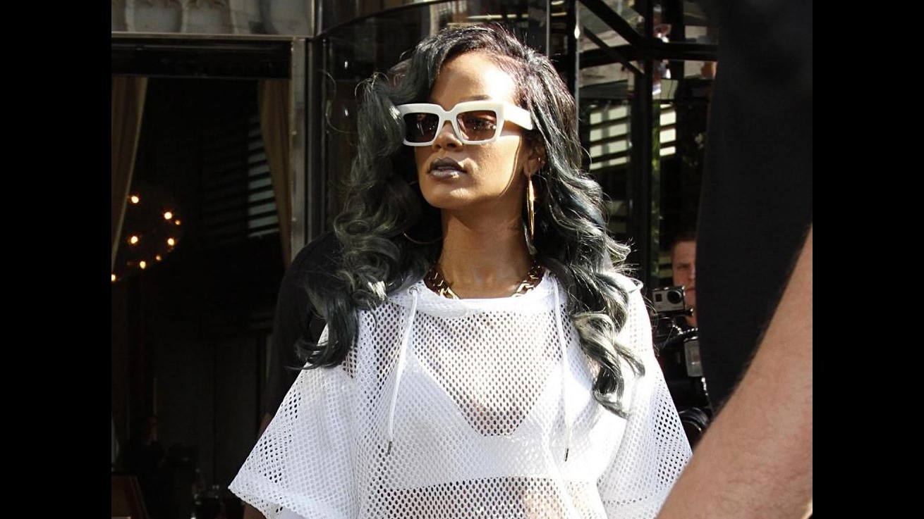 Rihanna vince causa contro Topshop per vendita t-shirt non autorizzata