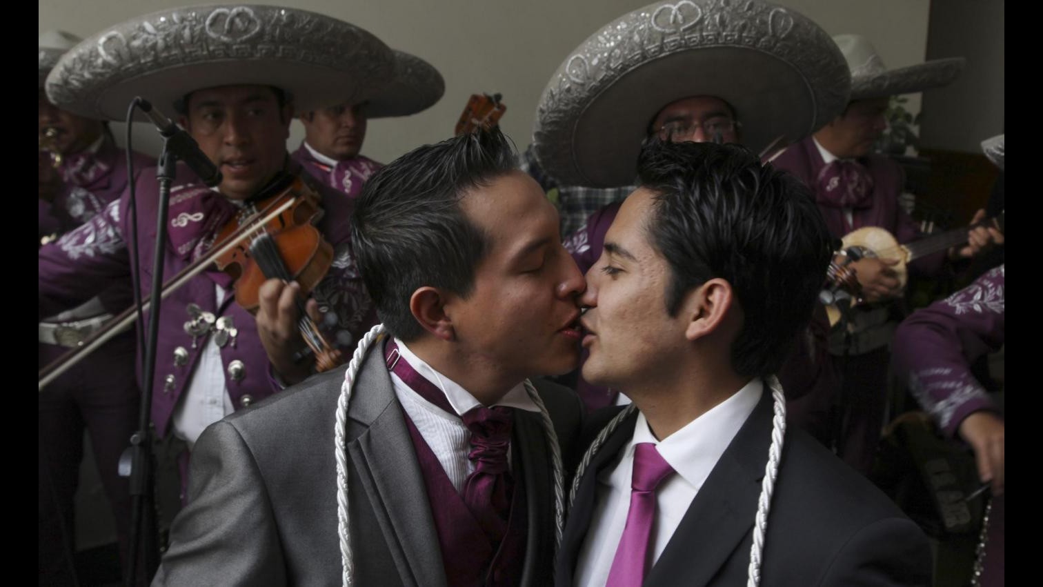Messico, sì alle unioni civili gay dallo stato di Colima