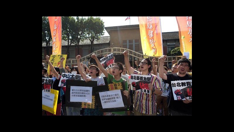 Taiwan, protesta contro patto commerciale con Cina