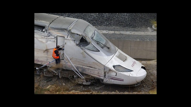 Spagna, treno Santiago andava a 192 km/h, macchinista parlava al telefono