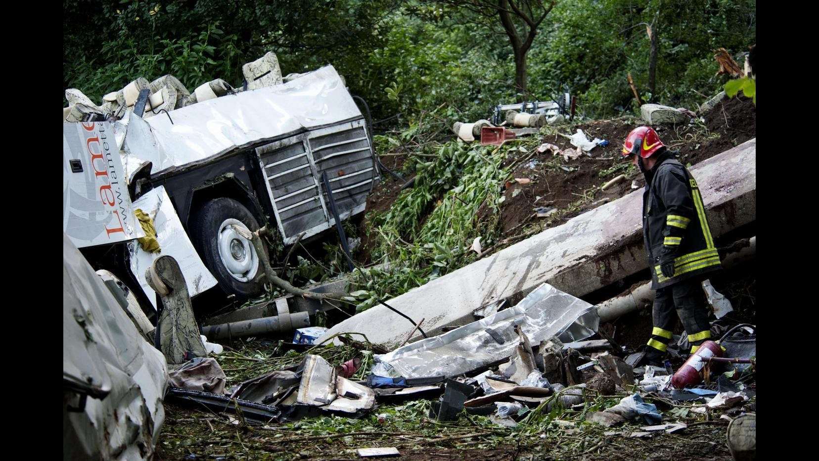 Bus precipitato, Autostrade Italia:Barriere sono funzionali a urti