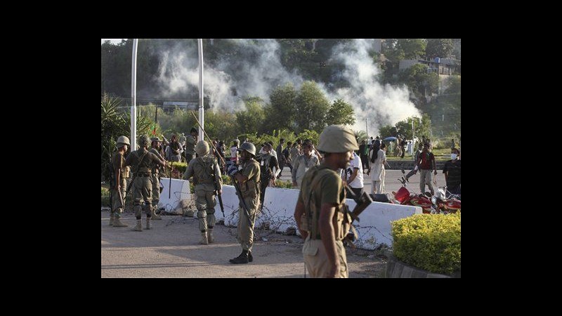 Pakistan, scontri a Islamabad: parlamento convoca seduta di emergenza