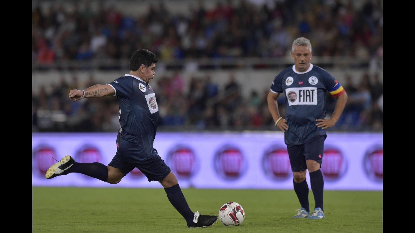 Partita della Pace, oltre 20mila all’Olimpico per far festa con Baggio, Maradona e altri big