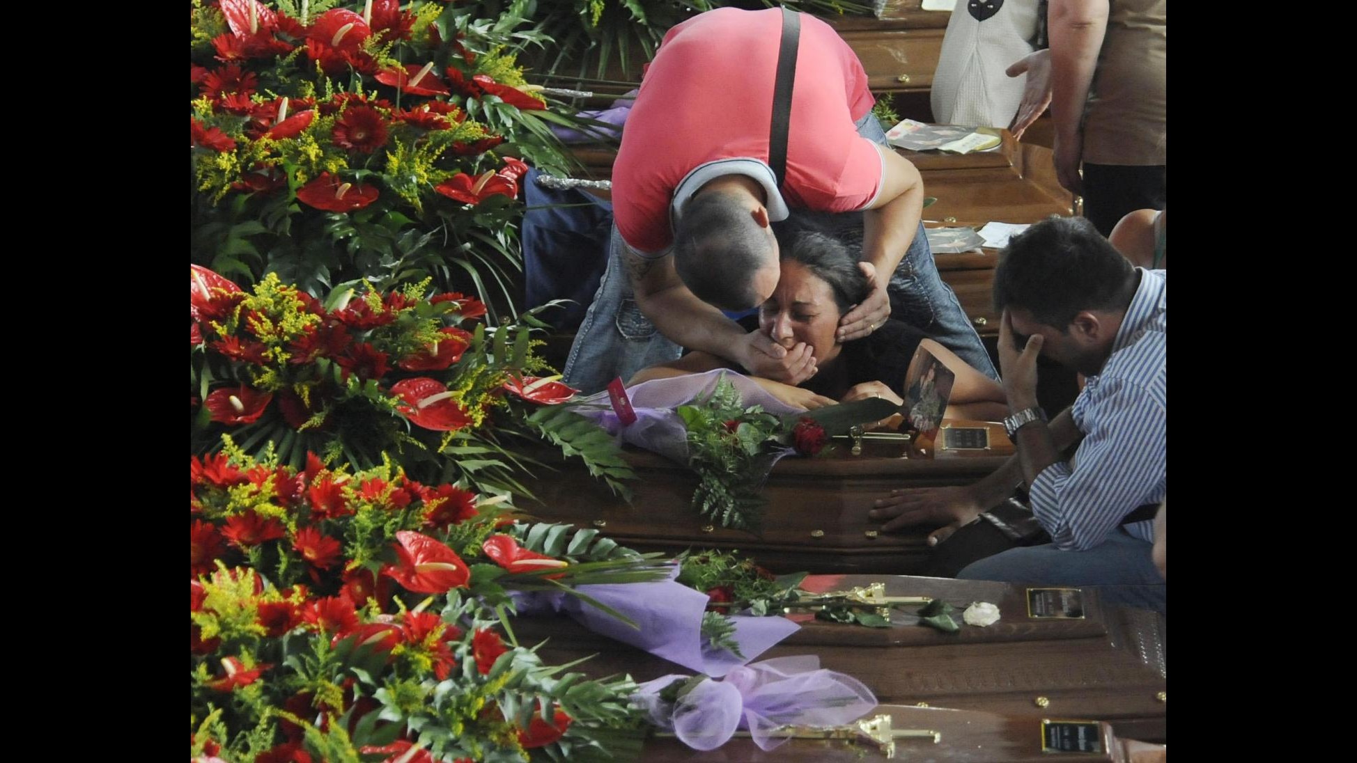 Bus precipitato, funerali a Pozzuoli e lutto nazionale. Si indaga sulla dinamica