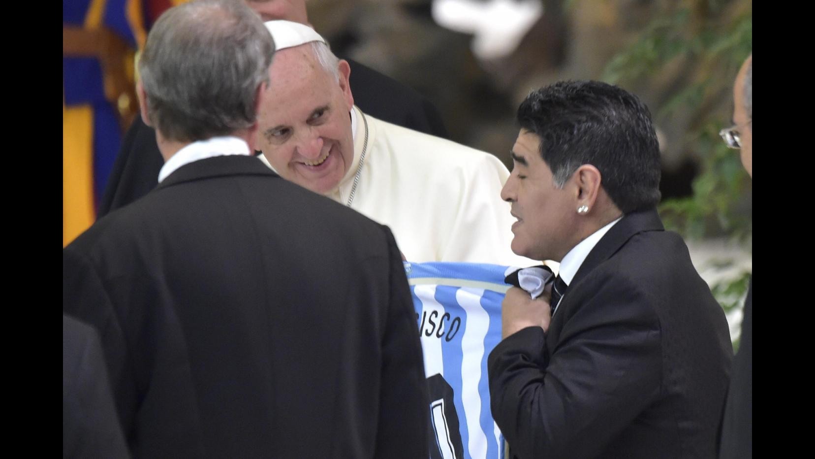 Maradona regala maglia a Papa Francesco, il ‘Pibe’: Con lui mi sono riavvicinato alla Chiesa