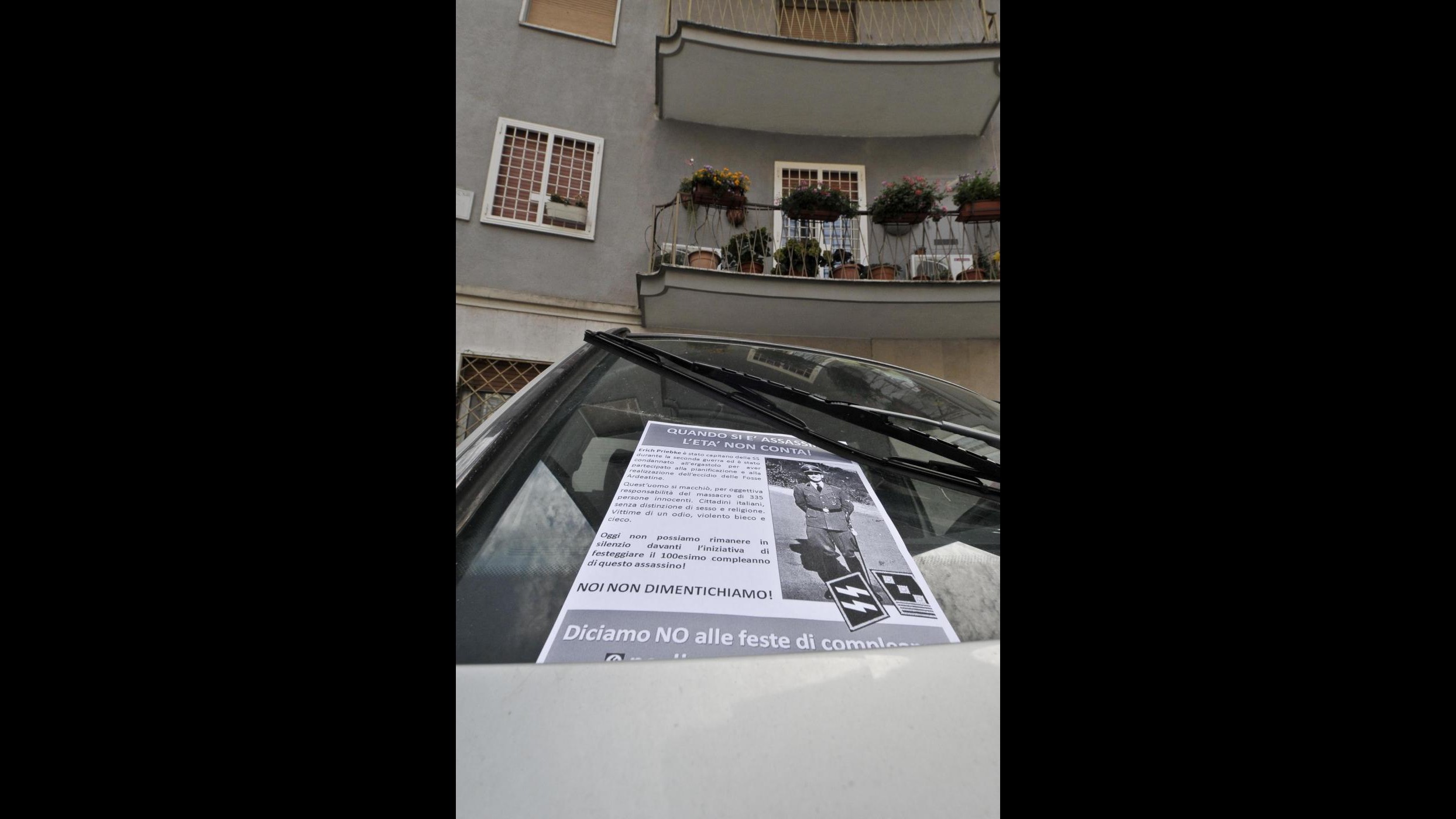 Roma, tensioni sotto casa di Priebke per suoi cento anni