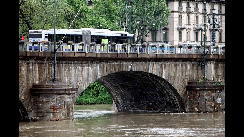 Torino, dopo Caronte nubifragio: allagamenti, cade gru a Pellerina