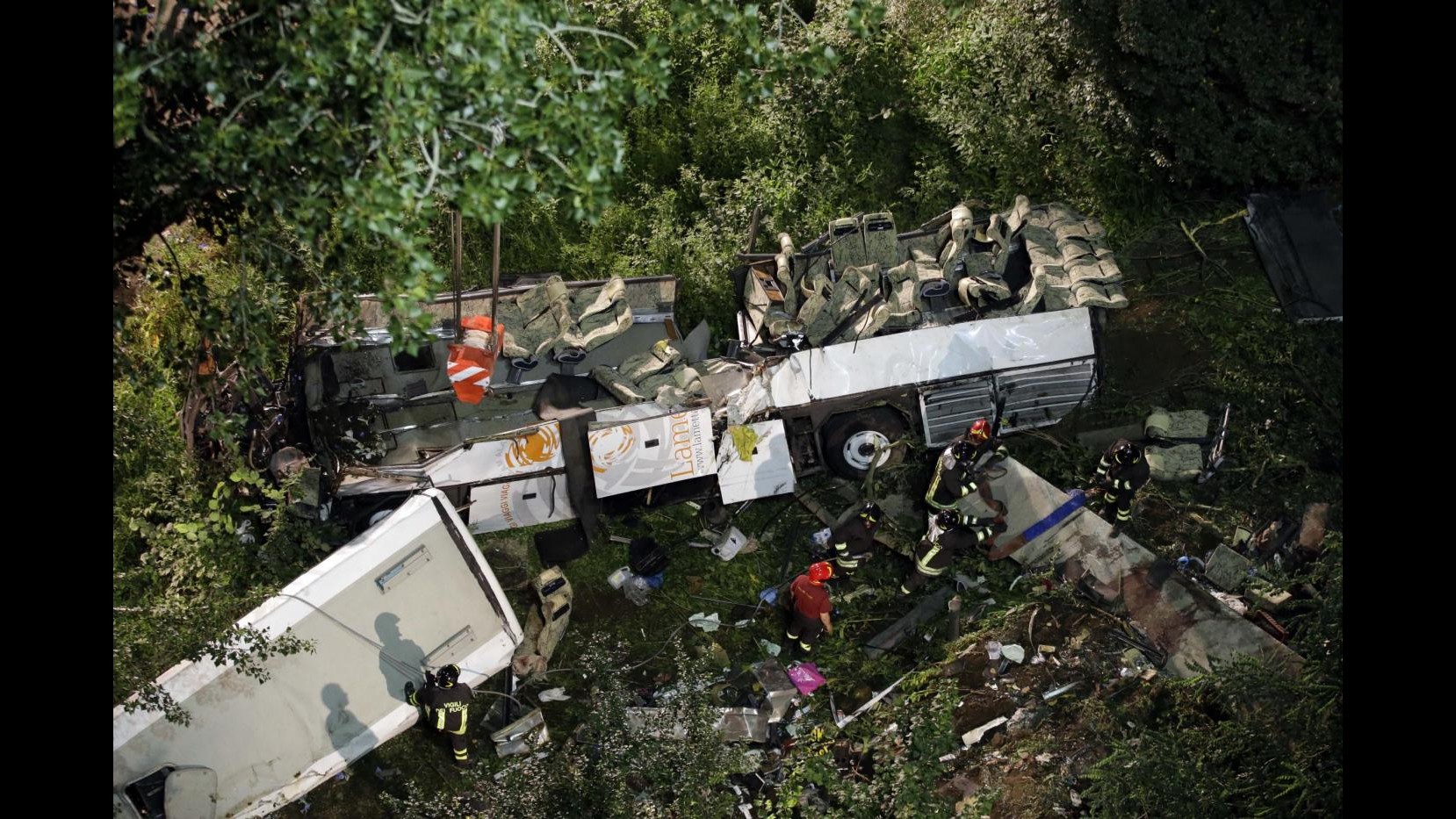 Pullman caduto da viadotto in Irpinia: 38 morti, 10 feriti