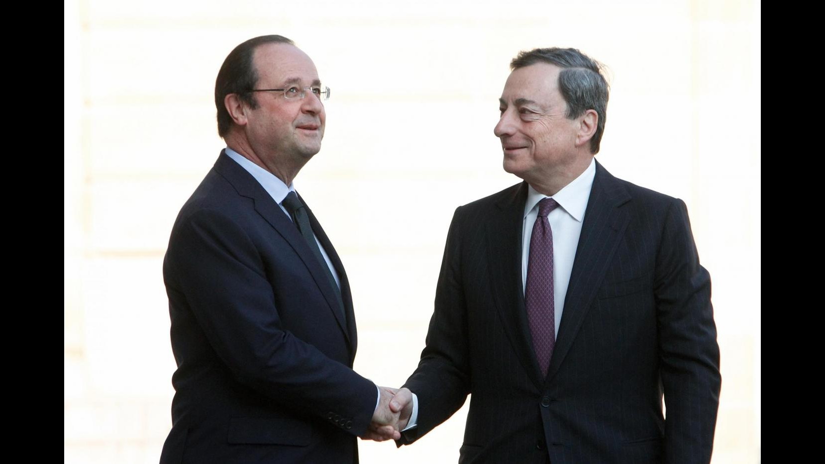 Berlino: E’ stato Draghi a chiamare Merkel. Presidente Bce oggi da Hollande su Eurozona