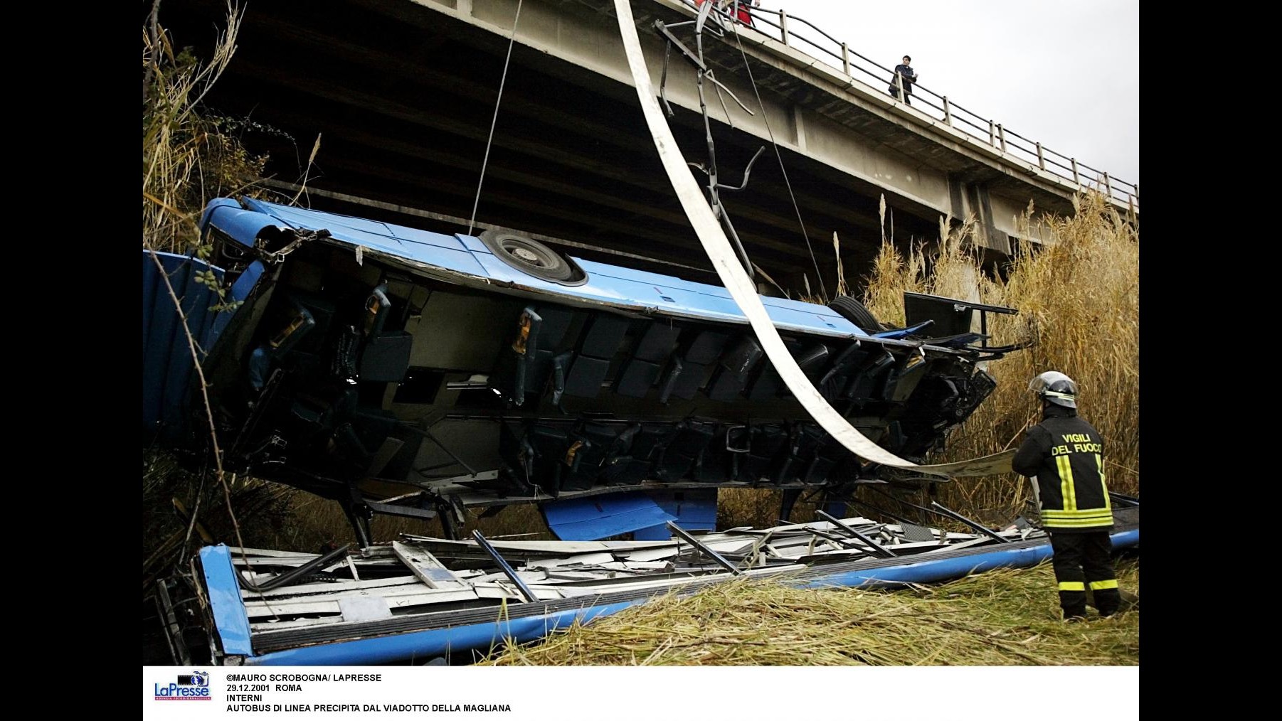 Bus turistico con 40 a bordo cade da viadotto: volo di 30 metri, molte vittime