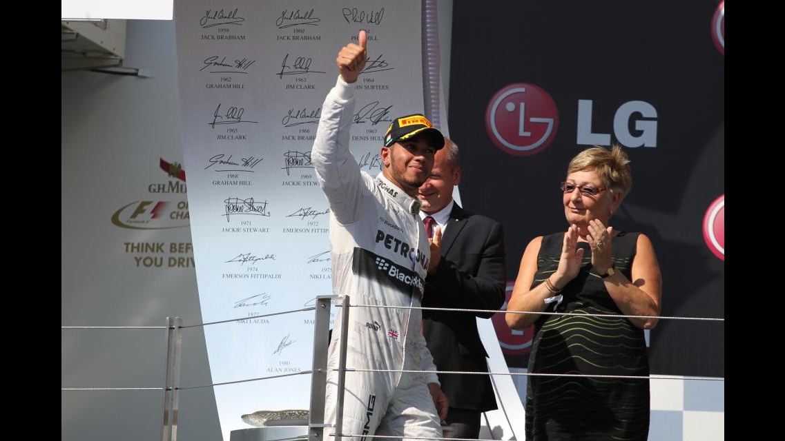 F1, Ungheria: capolavoro Hamilton davanti a Raikkonen e Vettel. Alonso limita i danni, è 5°