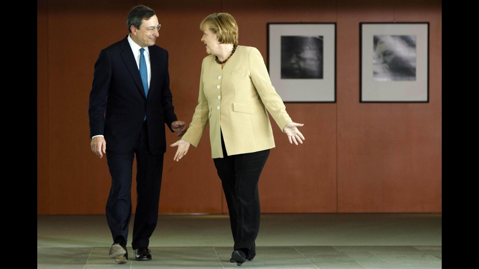 Ue, Merkel chiama Draghi: Chiarimenti su cambio rotta su austerità