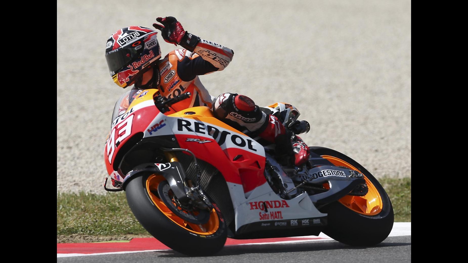 MotoGp, Gp Gran Bretagna: vince Marquez, con Lorenzo duello mozzafiato. Rossi 3°