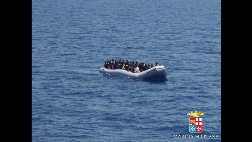 Sbarchi, si capovolge gommone vicino coste Libia: 100 migranti dispersi