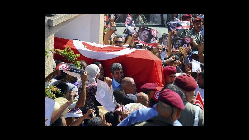 Tunisia, migliaia a corteo funebre Brahmi, slogan contro islamisti