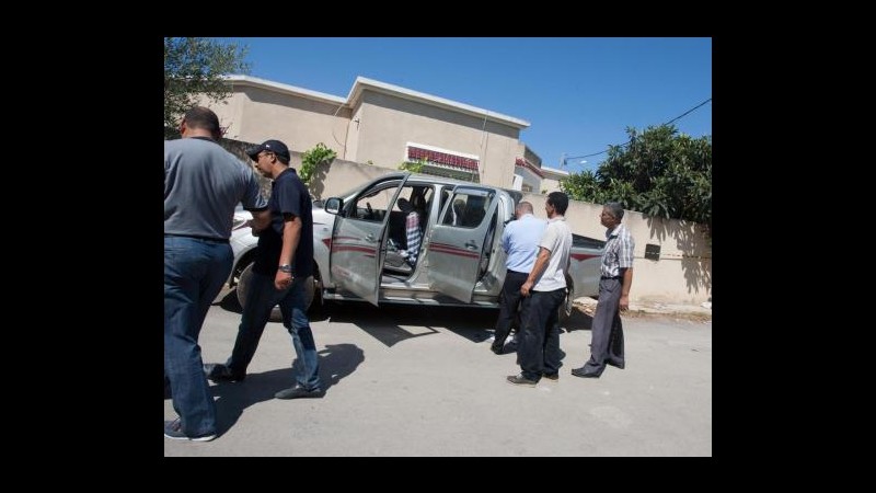 Tunisia, autobomba davanti a stazione polizia in sobborgo capitale