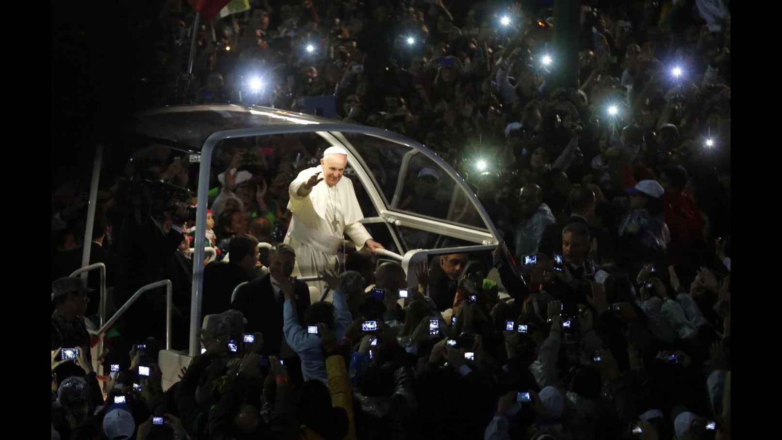 Gmg, Papa fa bagno folla in jeep a Copacabana. Poi Via Crucis