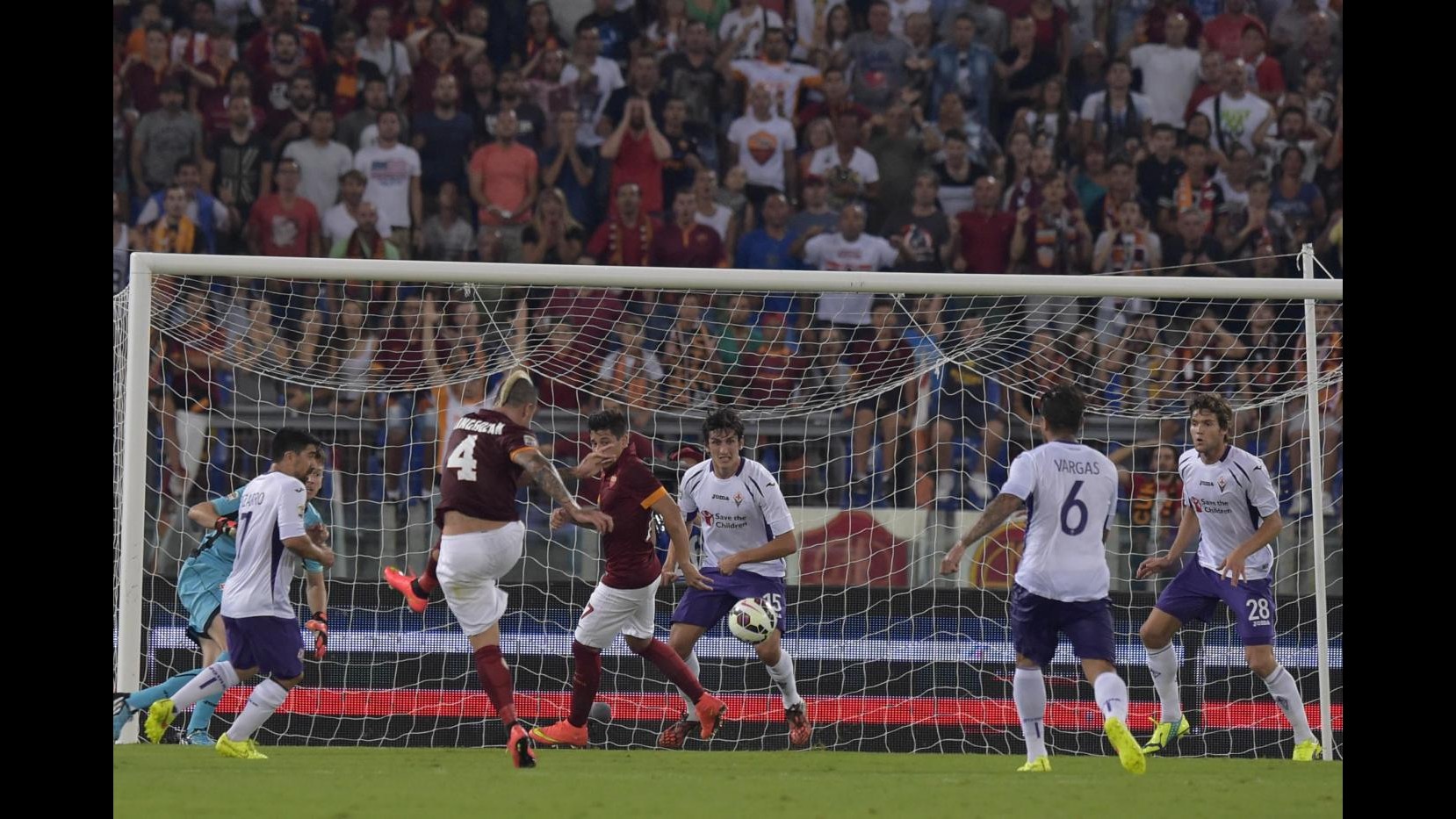 Serie A, Roma replica alla Juve: Nainggolan e Gervinho affondano la Fiorentina