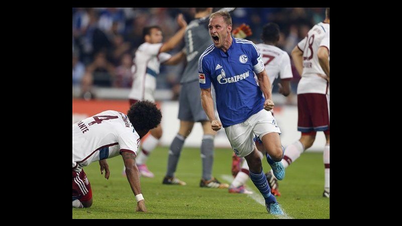 Bundesliga, Schalke-Bayern 1-1: Howedes replica a Lewandowski. Leverkusen da solo al comando