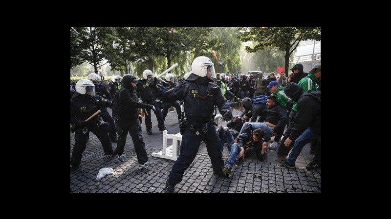 Svezia, proteste a Stoccolma per raduno neonazista: cariche della polizia
