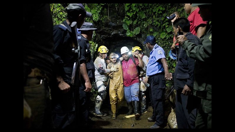 Nicaragua, salvati 11 operai intrappolati in miniera d’oro