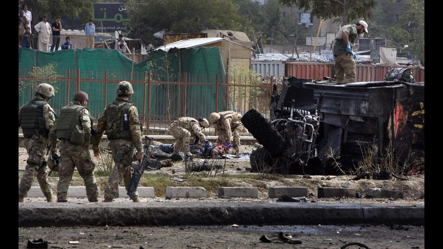 Afghanistan, attentato suicida davanti a sede intelligence a Jalalabad