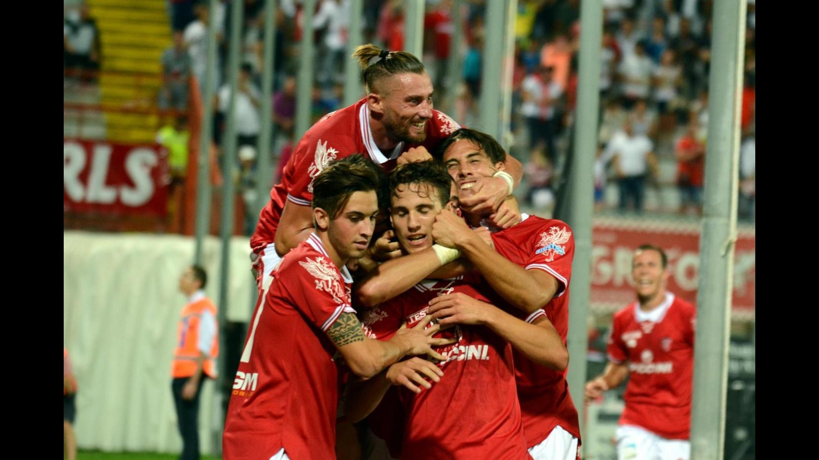Serie B, Perugia-Bologna 2-1 nel primo anticipo stagionale: a segno Verre e Falcinelli