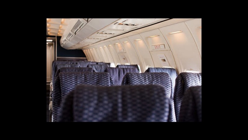 Usa, lite per sedile reclinato in aereo: anticipato atterraggio
