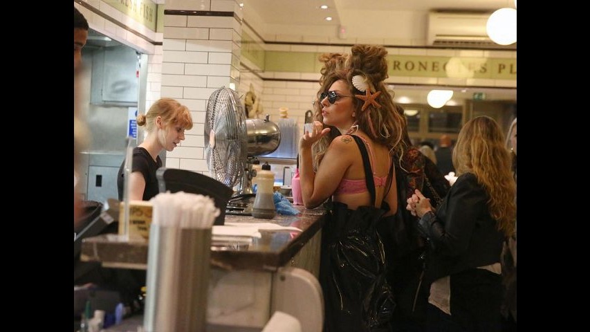 Lady Gaga al fish and chips in salopette di latex e reggiseno