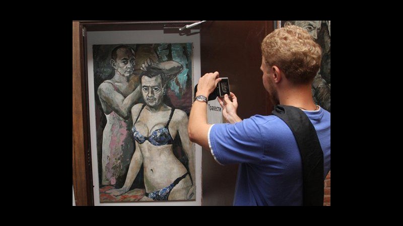 Russia, dipinse Putin in lingerie femminile: artista fugge in Francia