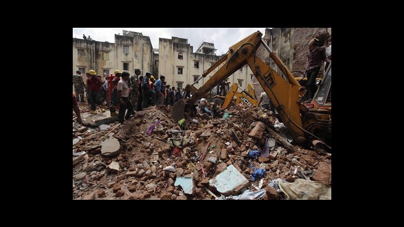 India, due edifici adiacenti crollano in Gujarat: 11 morti
