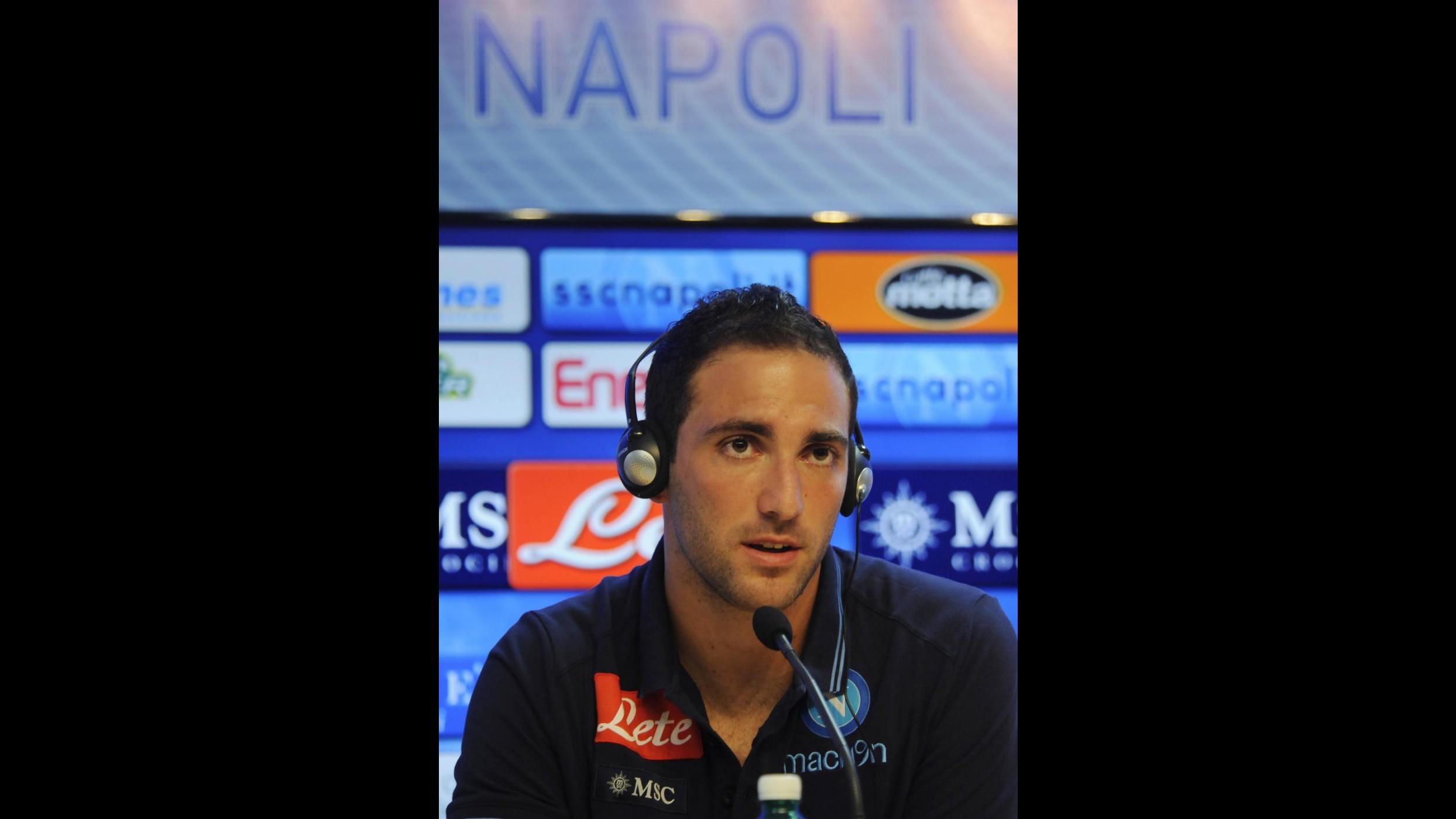 Napoli, paura per Higuain: a Capri scivola e rimane ferito al volto