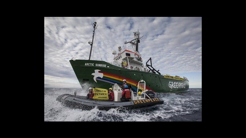 Russia, blitz guardia costiera su nave Greenpeace nell’Artico