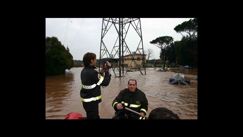 Maltempo, nubifragio su Roma: allagamenti e alberi caduti