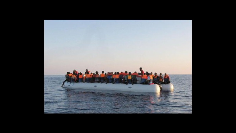 Sbarchi, migranti annegati in un mix di acqua e carburante