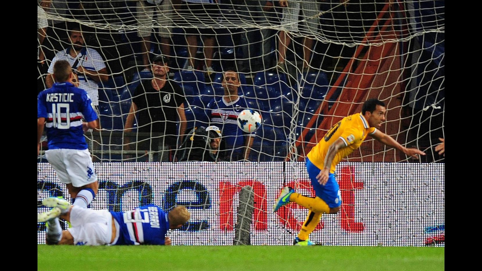 Tevez: Gol e vittoria Juve, la notte perfetta. Chiellini: Carlos è un fuoriclasse