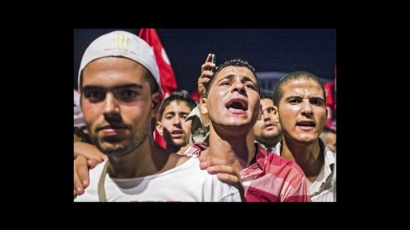 Tunisia, migliaia in piazza contro governo lanciano settimana di proteste