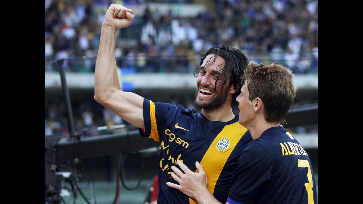 Serie A al via, Milan cade nella ‘fatal’ Verona sotto i colpi di Toni. Scontri tra tifosi nel finale
