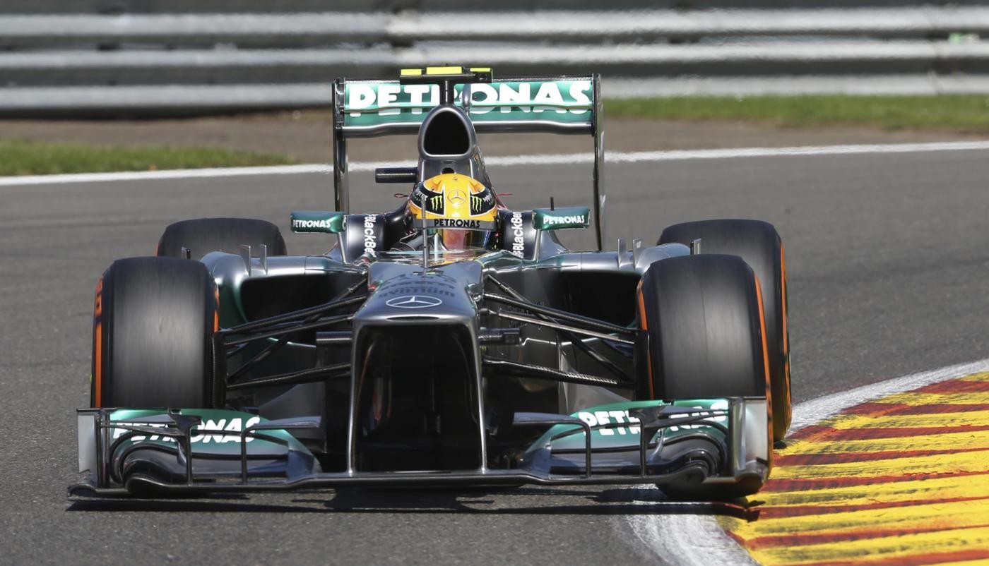 F1, Gp Belgio: Hamilton in pole davanti a Vettel. Disastro Ferrari: Alonso 9°, Massa 10°