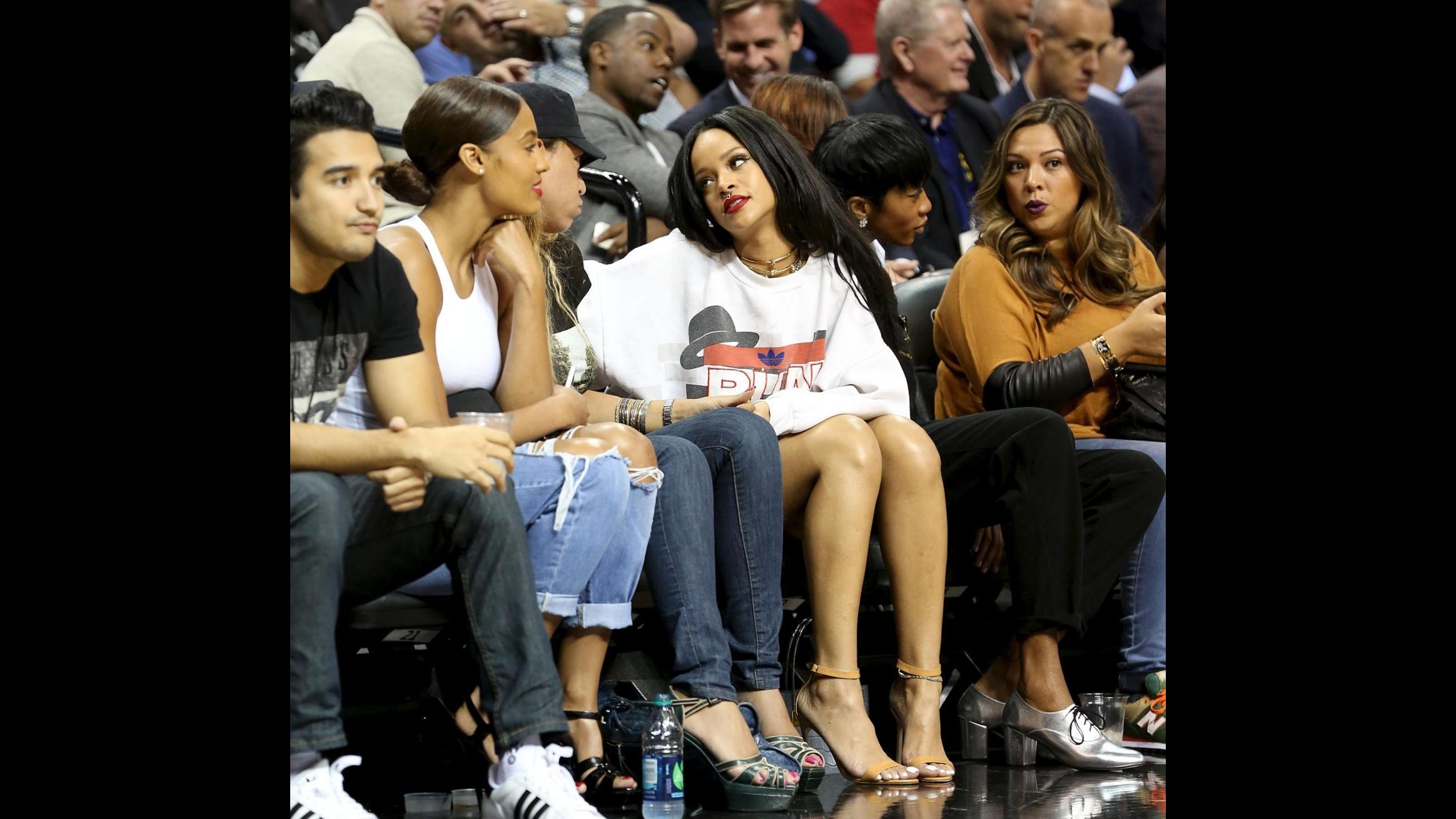 Rihanna assiste a partita di basket a NY: shorts inguinali e tacchi