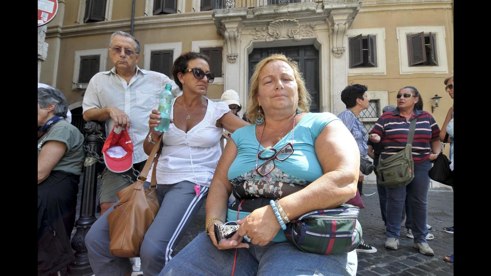 Roma, donna minaccia darsi fuoco a manifestazione precari scuola