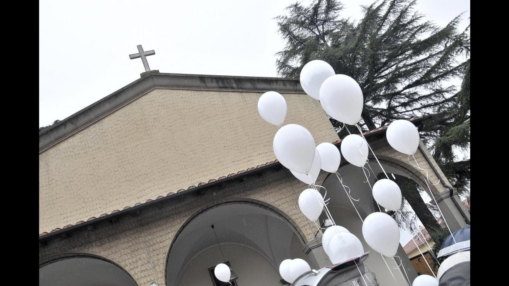 Catania, palloncini bianchi per salutare 12enne accoltellata dal padre